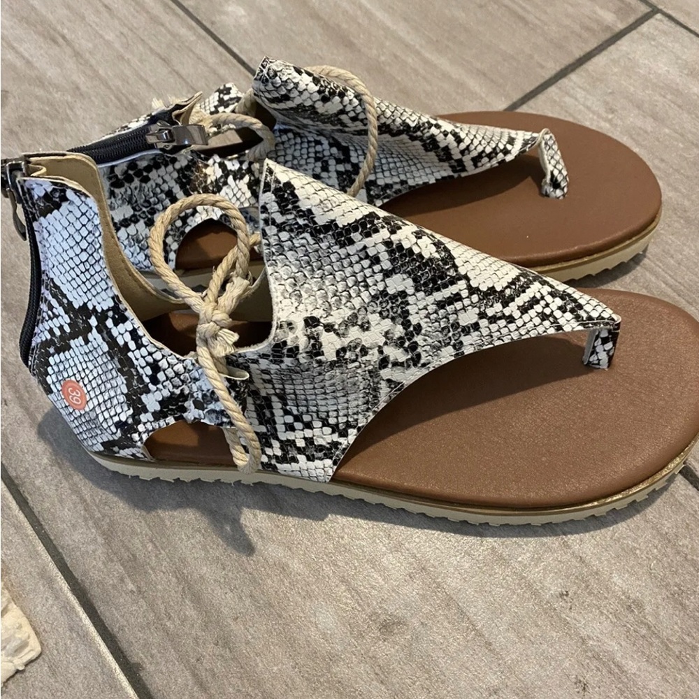 Snakeskin print sandals‎ 8.5